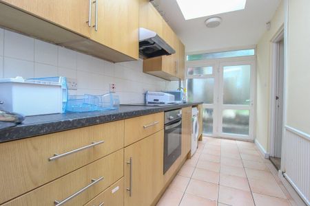 1 bedroom in a house share to rent - Photo 3