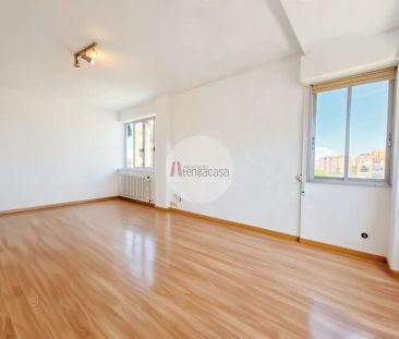 Piso de alquiler en Calle de Valdevarnes, Valdezarza - Foto 1