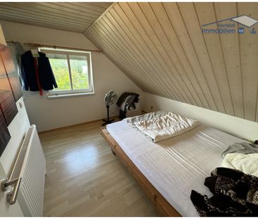 Kuschelige 2-Zimmer-Dachgeschosswohnung mit Balkon, Garten, Carport... - Foto 3