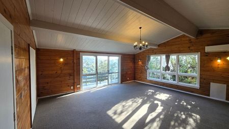 Charming 2BR Home in Karori! - Photo 2