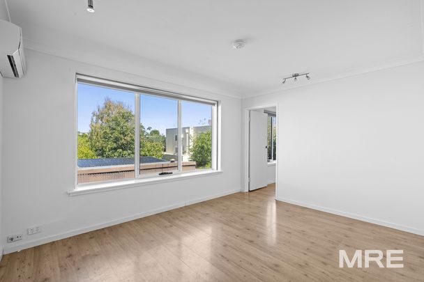 Stylish apartment in prime Richmond location - Photo 1
