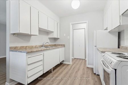 For Lease - 2344 Queensway Drive Unit# 4, Burlington, Ontario - Photo 4