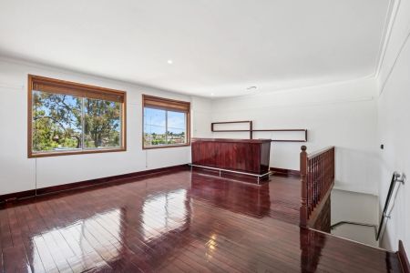 Spacious 5-Bedroom Family Home in Prime Location - Photo 3