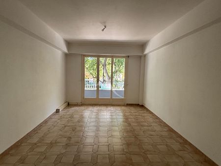 Location Appartement 3 pièces 77m² NICE 06100 - Photo 3