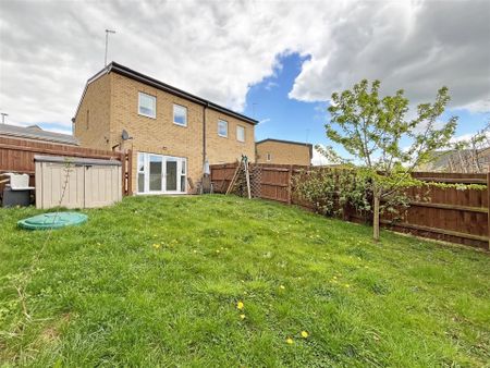 3 bedroom Semi-detached house to rent - Photo 2