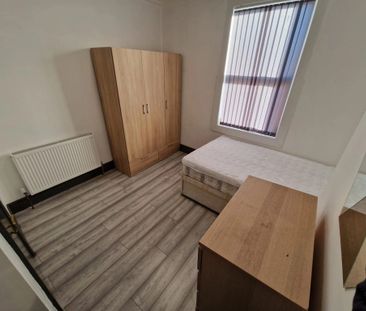8 Bedroom Mid Terraced House for rent in Brudenell Road - Photo 2