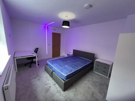 3 bedroom flat to rent - Photo 3