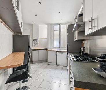 Location Appartement 6 pièces 159m² PARIS 16ème - Photo 4