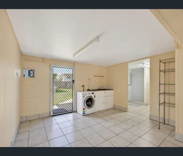 Furnished 2 Bedroom 2 Living Downstairs Unit In Kirwan. - Photo 6