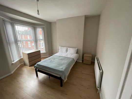 4 bedroom end of terrace house to rent - Photo 1