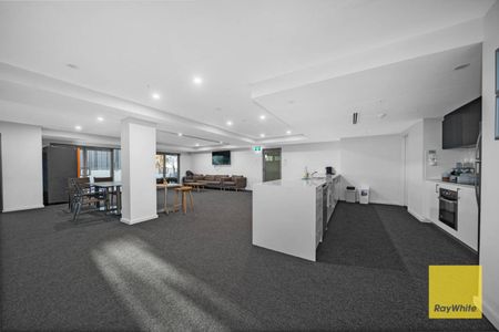 2 BEDROOM BRIGHT APARTMENT - CITY LIVING ! - Photo 2