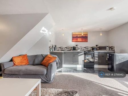 3 bedroom flat to rent - Photo 2