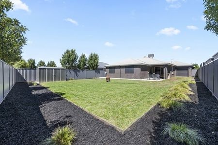 FANTASTIC FAMILY HOME - Photo 3