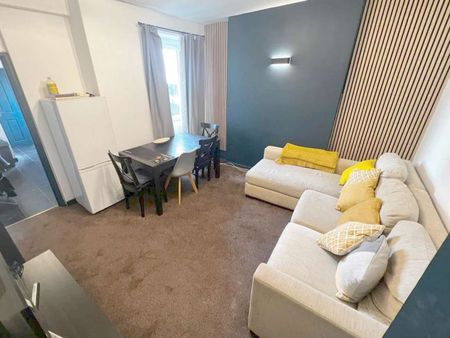 Modern House in Treforest Room 4 - Photo 3