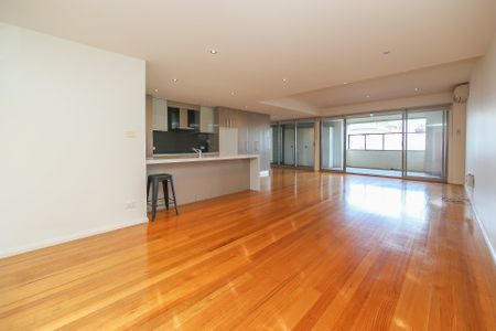 Apartment 3B - Super Spacious And Contemporary - Photo 5