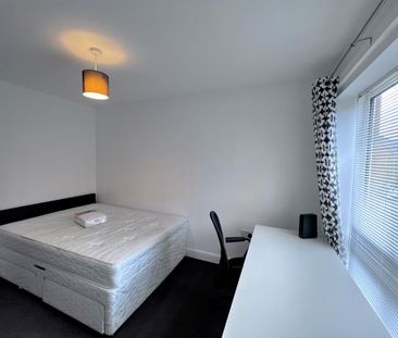 5 bedroom detached house to rent - Photo 4