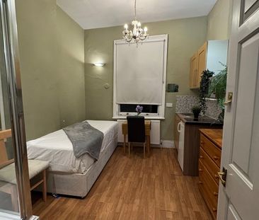 Bedsit, Holland Road, W14 - Photo 1