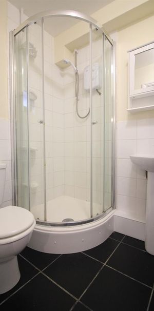 Hanworth Road, Hounslow - Photo 1