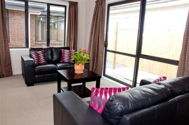 Walk to Uni - Photo 1