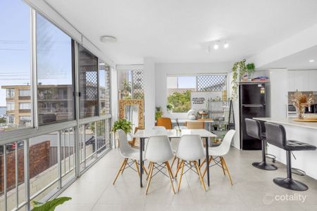 Spacious Two-Level Apartment – Stunning Water Views - Photo 3