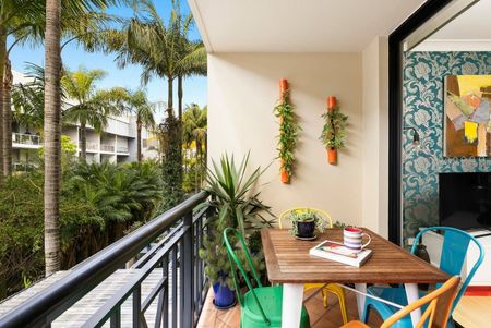 Chic Urban Two-Bedroom Apartment - Photo 5