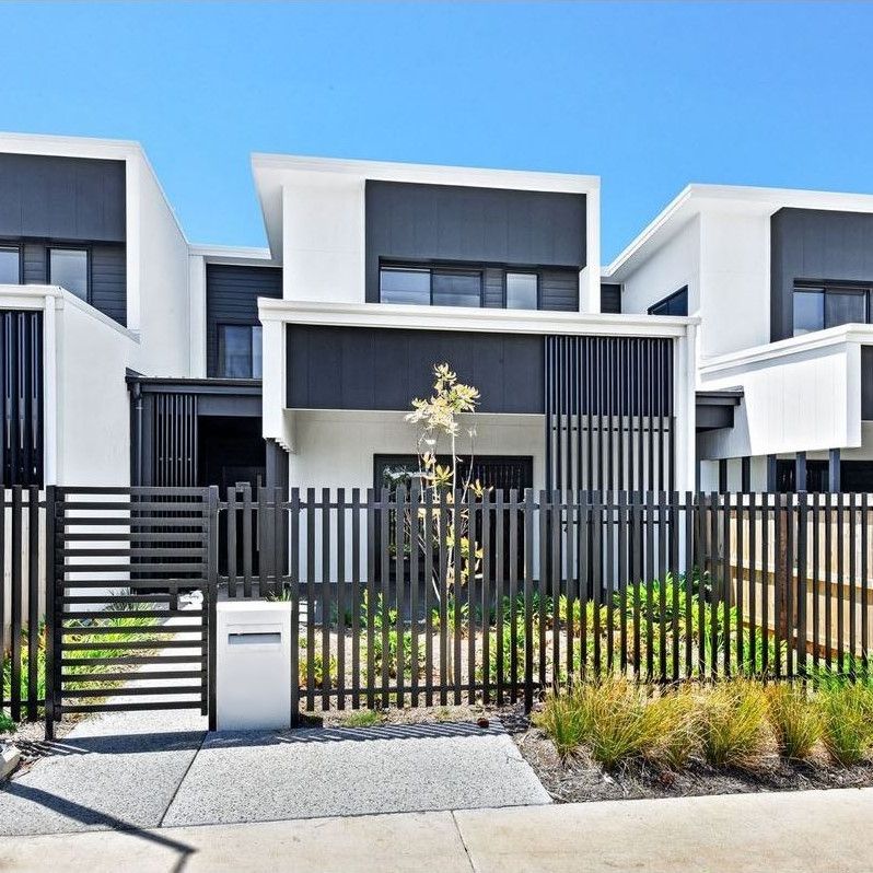 Stunning & Spacious Modern Home! - Photo 1