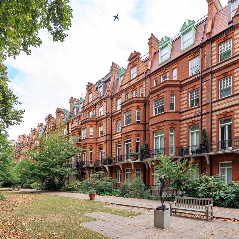 A unique double-aspect fourth floor flat (without lift), lovingly refurbished by the owners offering a bright and spacious Chelsea pied-a-terre. Minimum Tenancy Length: EPC rating E | Council Tax Band G - Photo 1