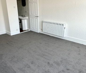 1 bedroom in a flat share to rent - Photo 3