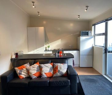 Your Ideal City Escape: Sunny 2-Bedroom Apartment - Photo 5