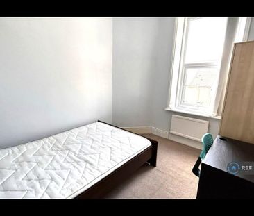 3 bedroom flat to rent - Photo 3