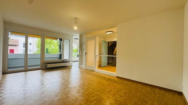 Totalsanierte 2.5-Zimmer-Wohnung mit Hobbyraum, Balkon, Estrich, Keller und Tiefgaragenplatz - Photo 1