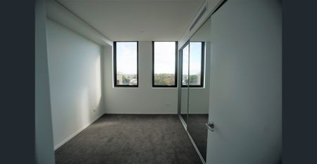 North facing, large balcony, sweeping City Views - Photo 3