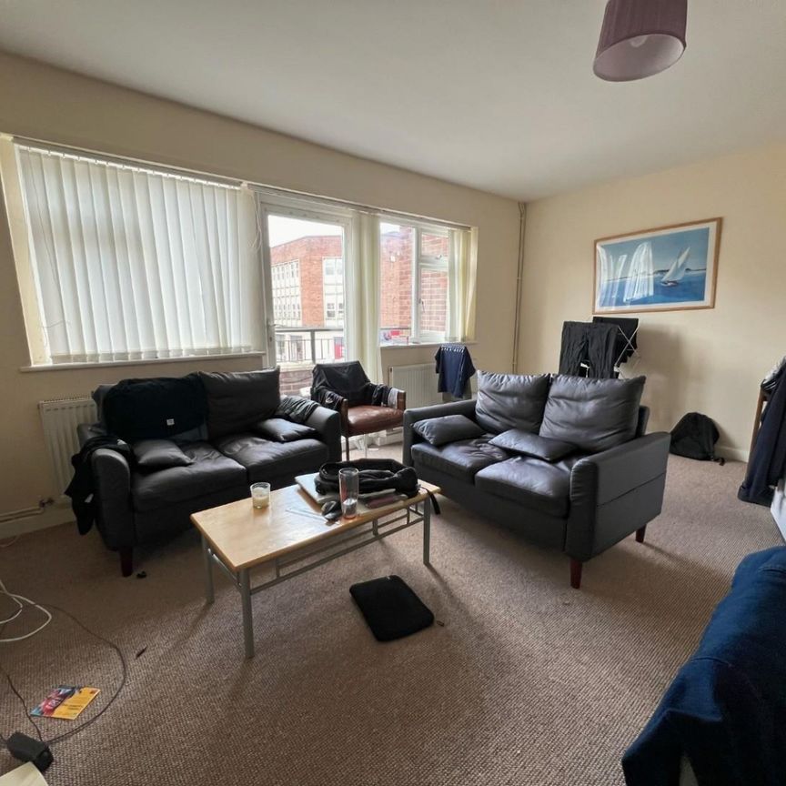 3 bedroom Flat To Let - Photo 1