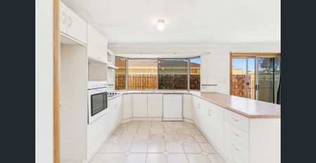 Spacious Family Home on a Large Block Just Minutes from O’Sullivan Beach - Photo 3