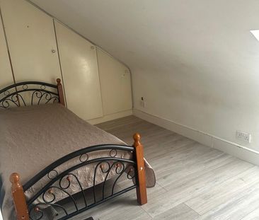 Room in a Shared House, Eastern Avenue, IG4 - Photo 2