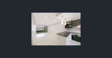 MODERN TOWNHOUSE CLOSE TO WESTFIELD CARINDALE - Photo 3