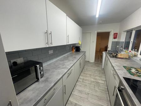 6 bedroom terraced house to rent - Photo 3