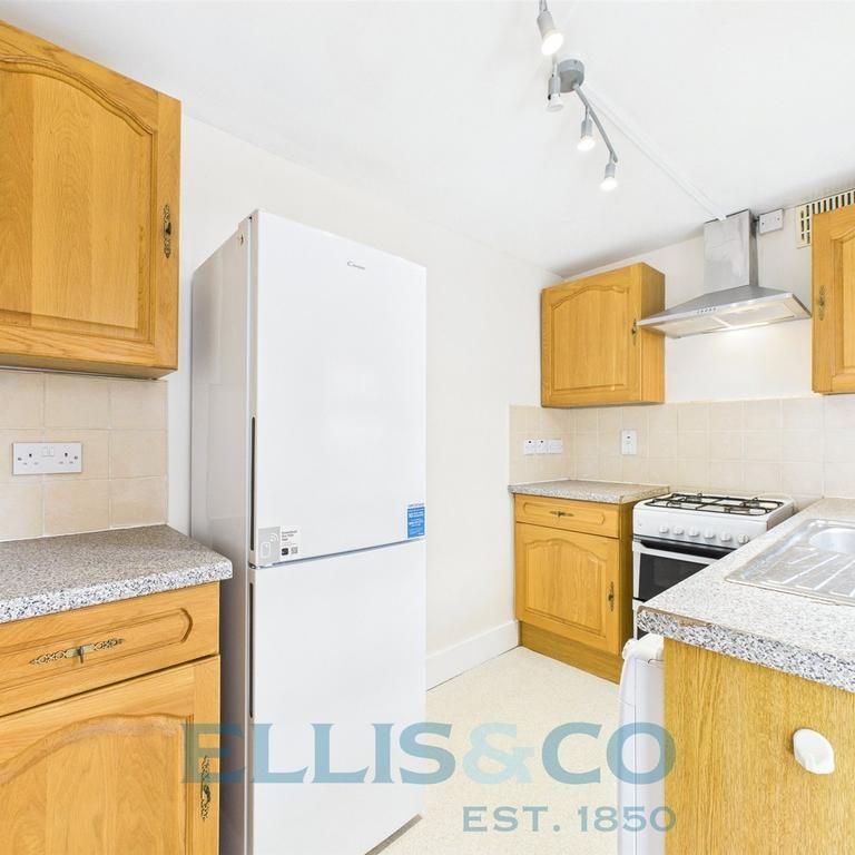 2 bedroom end of terrace house to rent - Photo 1