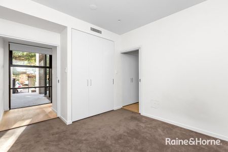 STYLISH ONE BEDROOM APARTMENT ACROSS FROM THE PARK! - Photo 3