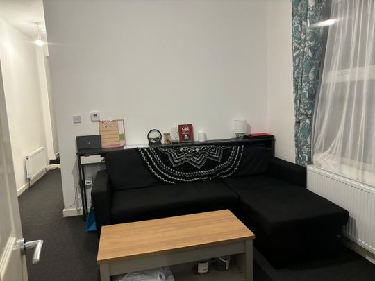 4 Bed Flat, Church Road, NW10 - Photo 1