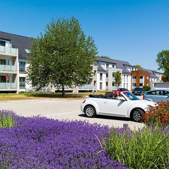 Exklusive Wohnung mit Einbauküche, Design-Bodenbelag und Stellplatz - Photo 1