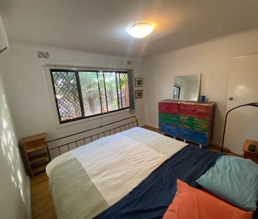 Cosy three bedroom house on large block with established garden. - Photo 2