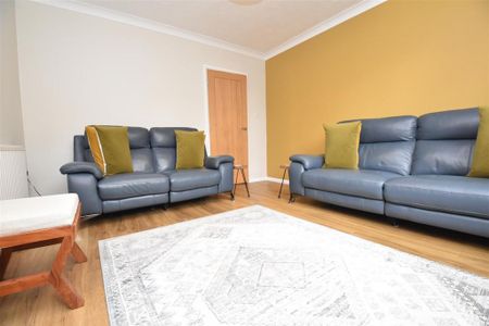 4 bedroom semi-detached house to rent - Photo 2