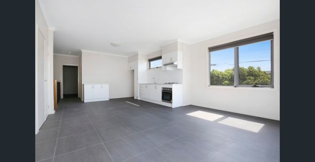 Contemporary Reverse Living Style - Photo 1