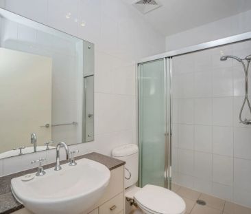 SPACIOUS TOP FLOOR, TWO BEDROOM APARTMENT - Photo 3