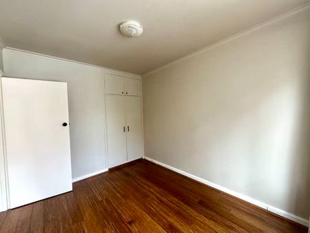 Bright 1 Bedroom Apartment in Great St Kilda Location - Photo 2