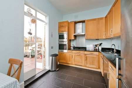 3 Bed Flat, Dealtry Road, SW15 - Photo 5