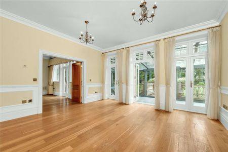 Impressive seven bedroom detached residence in a prestigious Ascot setting, moments from the High Street. - Photo 3
