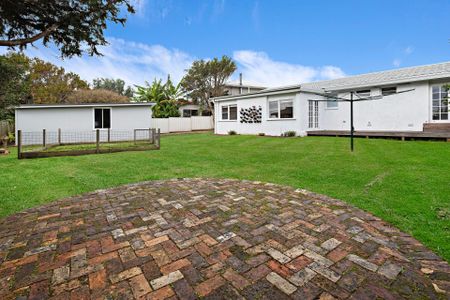 Luxurious Coastal Living in Kiama Heights - Photo 3