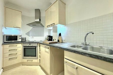 London Road, Camberley, Surrey, GU15 - Photo 3